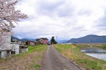 <p>Pemandangan yang terkesan sedih dari&nbsp;dari area bahu&nbsp;sungai di hari yang berwan</p>