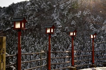 <p>The mountain was also covered with snow</p>