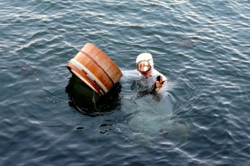 <p>Penyelam ini muncul dengan menunjukkan landak laut kecil di tangannya</p>
