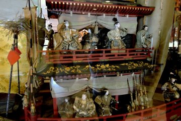 <p>Closeup of the dolls on the ship. I wonder if they are Toba pirates?</p>