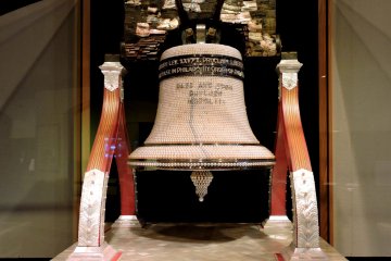 <p>Model of the United States' Liberty Bell made entirely of pearls</p>