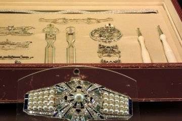 <p>A beautiful 1930s sash clip that can be worn in twelve different ways</p>