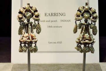 <p>Pearl earrings from 19th century India</p>