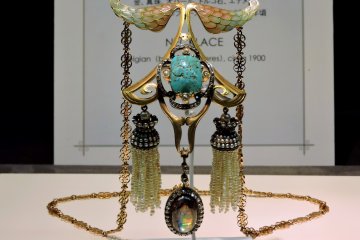 <p>Extravagantly gorgeous art deco necklace</p>