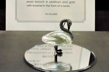 <p>Swan brooch made from a fresh water pearl</p>