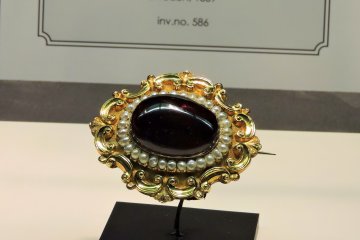 <p>Victorian Era brooch</p>
