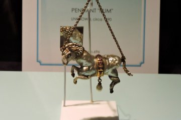 <p>At first I thought this pendant was a horse, but it is a ram.</p>