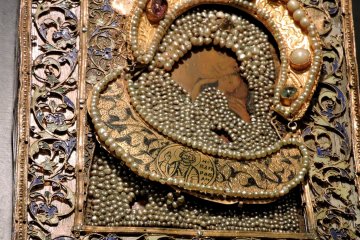 <p>Pearl collar</p>