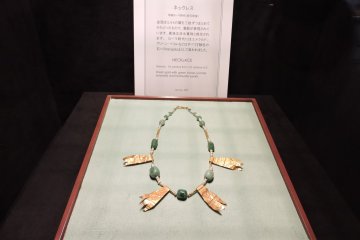 <p>Delicate necklace of jade, gold and pearls from ancient Rome</p>