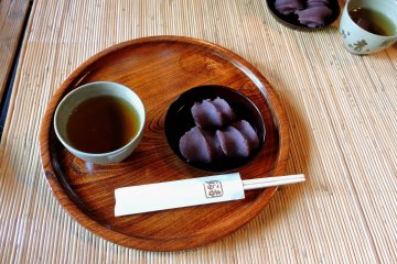 <p>Akafuku sweets and tea</p>