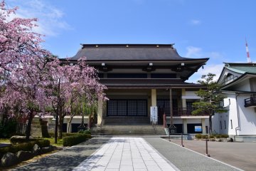 <p>The view of the main hall seen from the gate</p>
