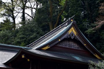 <p>Shrine roof at the foot of Mt. Asuwa</p>