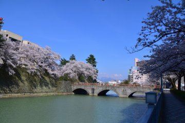 Vue sur le pont du château sous un ciel bleu