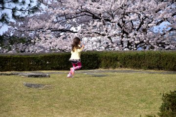 J'ai trouvé cette petite fille en train de courir à travers les ruines