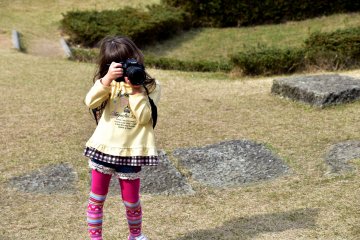 Ce sera une futur photographe. Regardez cette posture !