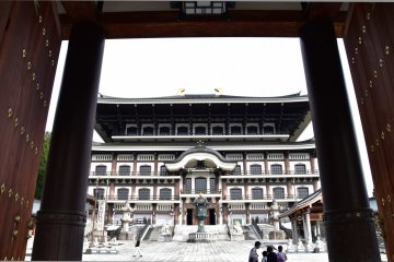 <p>The front view of the gigantic Daibutsu-den Hall (Big Buddha Hall) seen from the temple gate.</p>