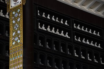 <p>Countless Kannon statues adorn the walls of Daibutsu-den Hall. They look small, but actually each statue is about the size of a human adult.</p>