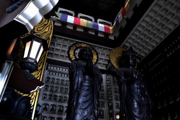 <p>Echizen Daibutsu is flanked by other tall statues on both sides. Humans can be totally dwarfed by them!</p>