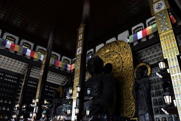 <p>Impressive sight of Big Buddha and other statues in the hall</p>