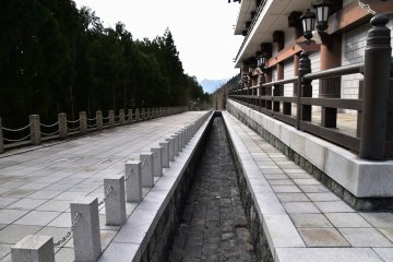 <p>Neatly designed temple grounds</p>