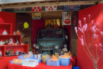 <p>Garasi yang menarik ini adalah sebuah toko serba ada</p>
