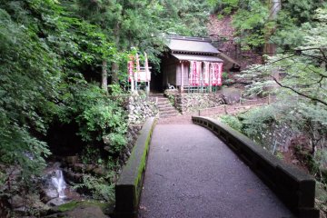 Stone bridges and smaller shrines along the way
