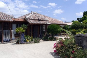 <p>Les maisons &agrave; Taketomi sont construites selon l'architecture distinctive du style Ryukyu</p>