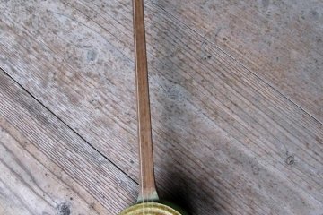 <p>Une guitare sanshin un peu plus primitive</p>