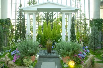 <p>Main exhibition space inside Yumebutai Green House. They hold flower shows featuring seasonal flowers seven times a year.</p>