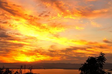 <p>The sunrise viewed from Mt. Takabuto on Kamishima Island of Amakusa. The brilliant morning sun welcomed me when I landed at Amakusa.</p>