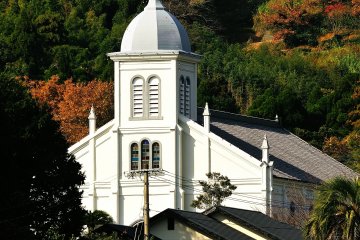 <p>The Sunset Line, which runs along the coastline, leaves the sea when it reaches Juusanbutsu Park. You can't see the sea from Ooe Church standing on the hillside south of Juusanbutsu Park.</p>