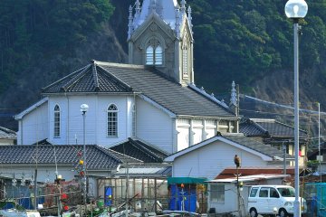 <p>Passing through a peaceful fishing village, Sakitsu Church suddenly appears</p>