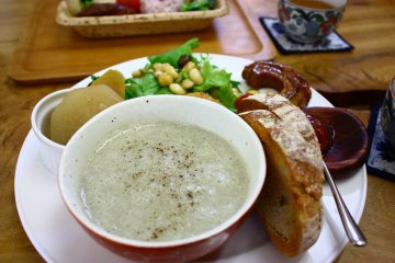65 / 5000 Hasil terjemahan Set sup yang lezat dilengkapi dengan roti buatan sendiri dan salad yang sehat. 