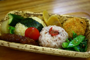Set onigiri adalah pilihan yang bagus jika Anda mencari sesuatu yang ringan.