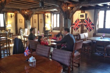 <p>Enjoy afternoon tea in The Ascot.</p>