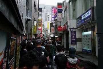 <p>Crowds lining up for the grand opening</p>