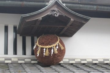 The sugitama signifies that a new brew is ready for sale.