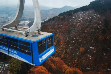 <p>Ropeway atau gondola yang mengantarkan setiap pengunjung menuju puncak</p>