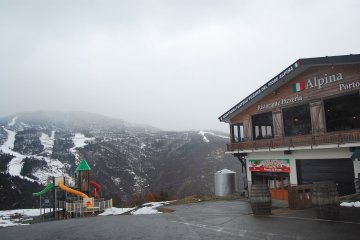 <p>Restoran Italia dan taman bermain anak</p>