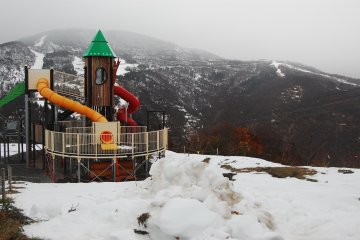 <p>Taman bermain anak yang diselimuti salju</p>