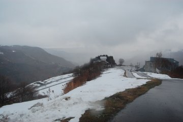 <p>Pemandangan bukit bersalju dari Yuzawa Kogen Ski Resort</p>
