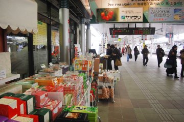 <p>Toko oleh-oleh di dalam stasiun</p>