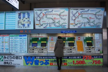 <p>Bisa juga membeli tiket langsung di vending machine</p>
