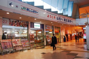 <p>Ticket &amp; travel agent di stasiun Yamagata</p>