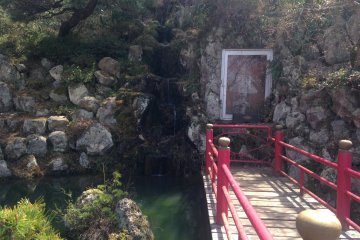 <p>A small bridge over a pond</p>