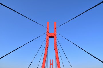 <p>The Iris Bridge, symbol of Lake Kitagata. This bridge is part of the cycling course called 'Humming Road' and only pedestrians and bicycles can cross it.</p>