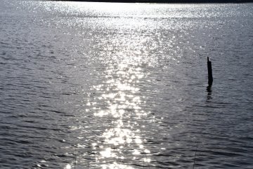 <p>Setting sun glowing on the surface of the lake</p>