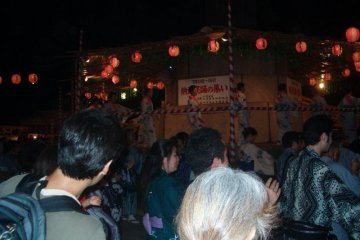 Audience following the lead of a circular dance