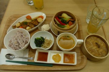 <p>The yurinchi lunch set, at an affordable 1080. Only an extra 100 for a drink. &nbsp;</p>