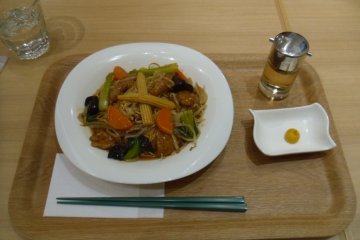 <p>The ankake-yakisoba (fried noodles), which comes with a bottle of vinegar to add to taste</p>